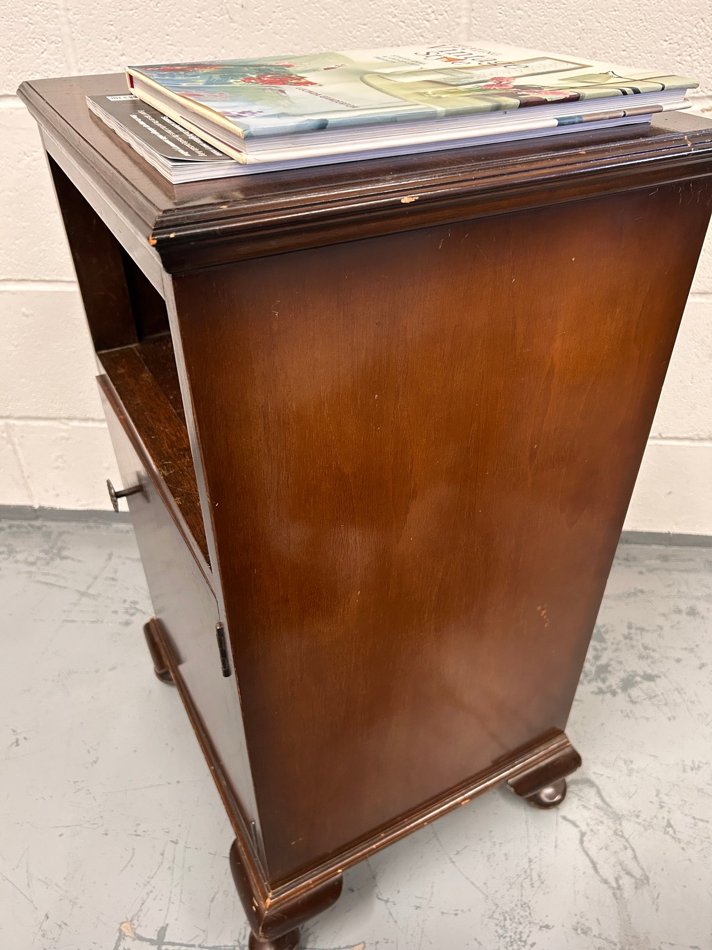 A nice little Vintage mahogany pot cupboard with under shelf.