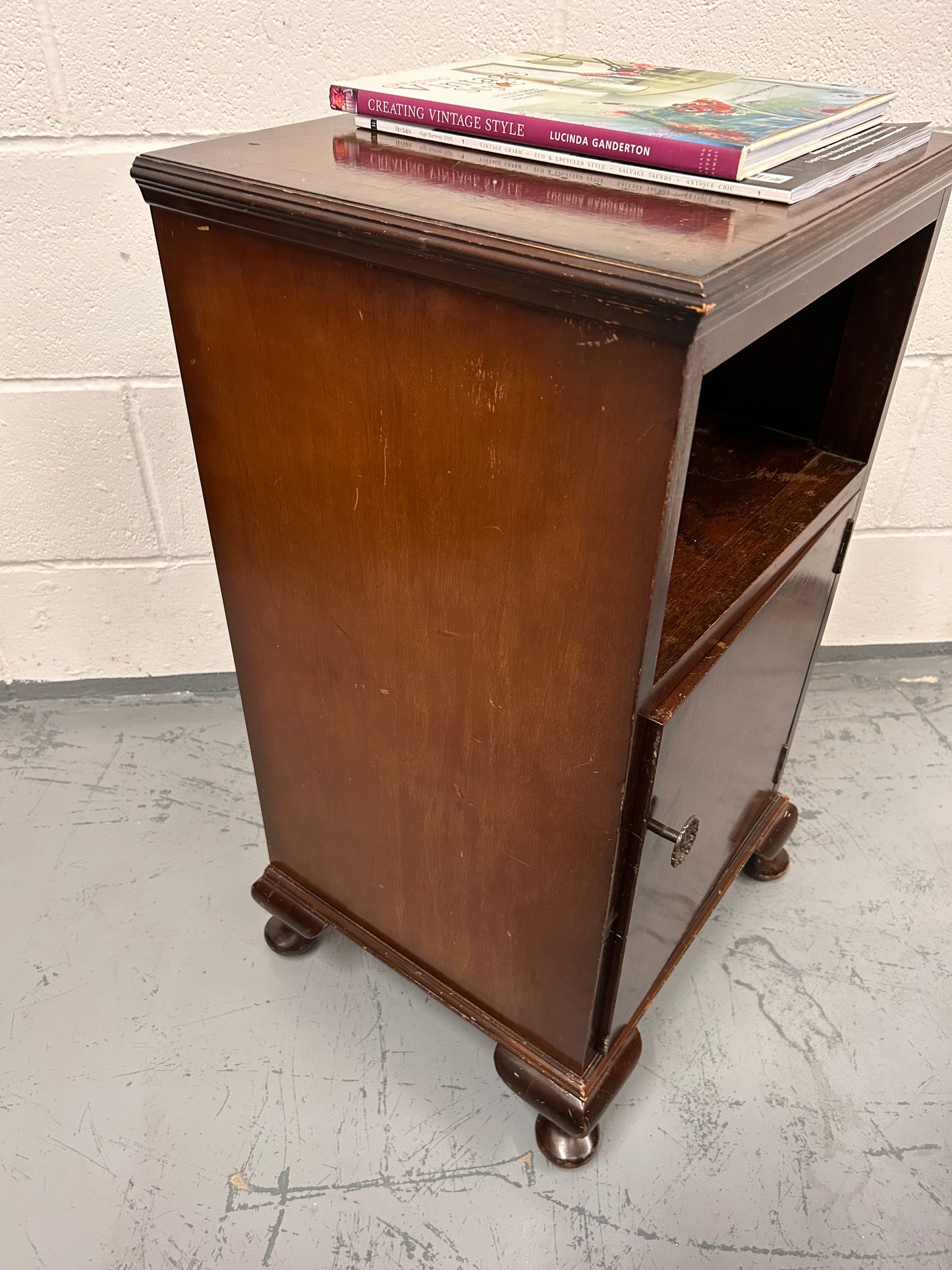 A nice little Vintage mahogany pot cupboard with under shelf.