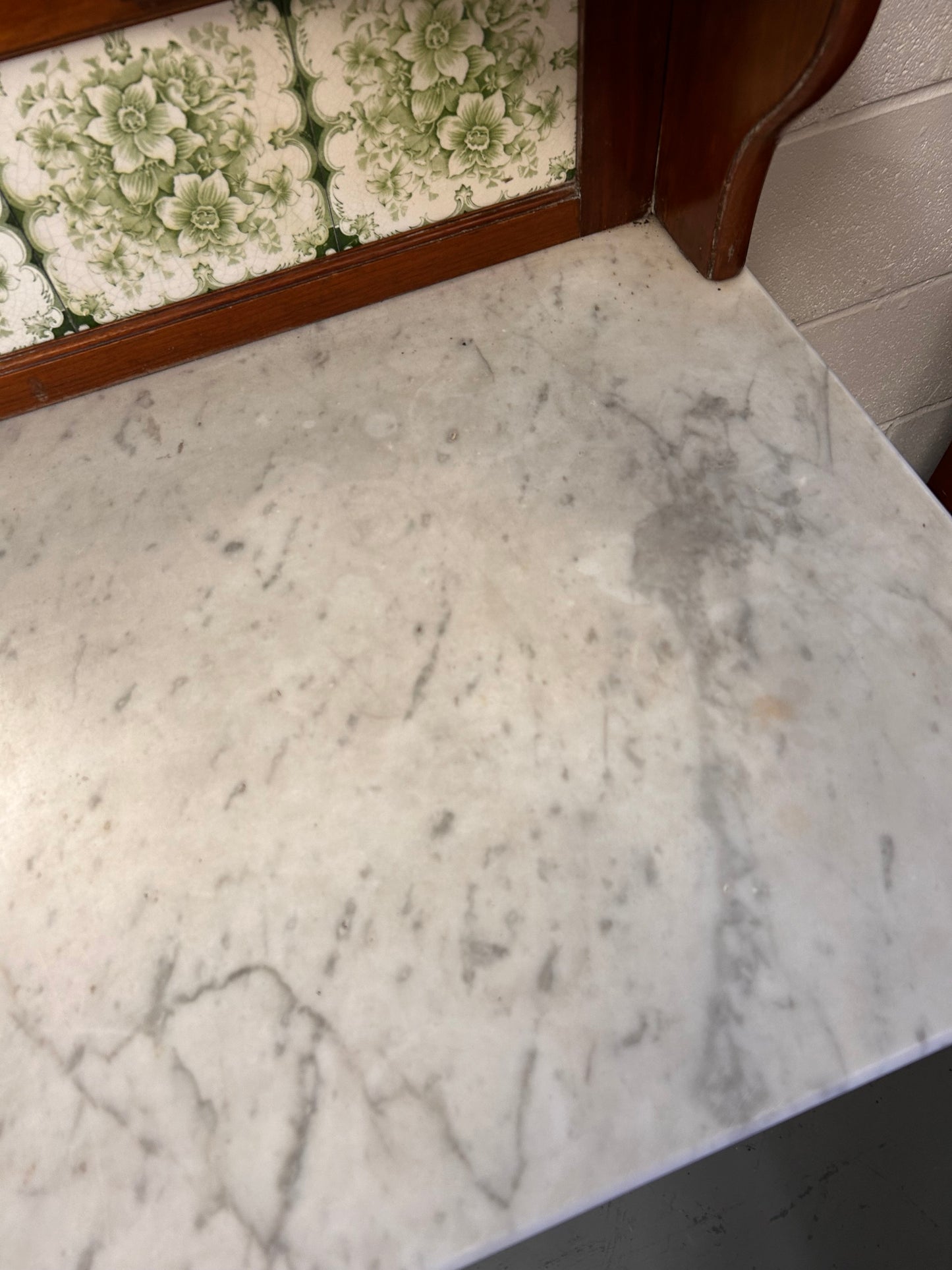 Beautiful washstand from the 1900s with a mirror and marble top tiled back excellent condition