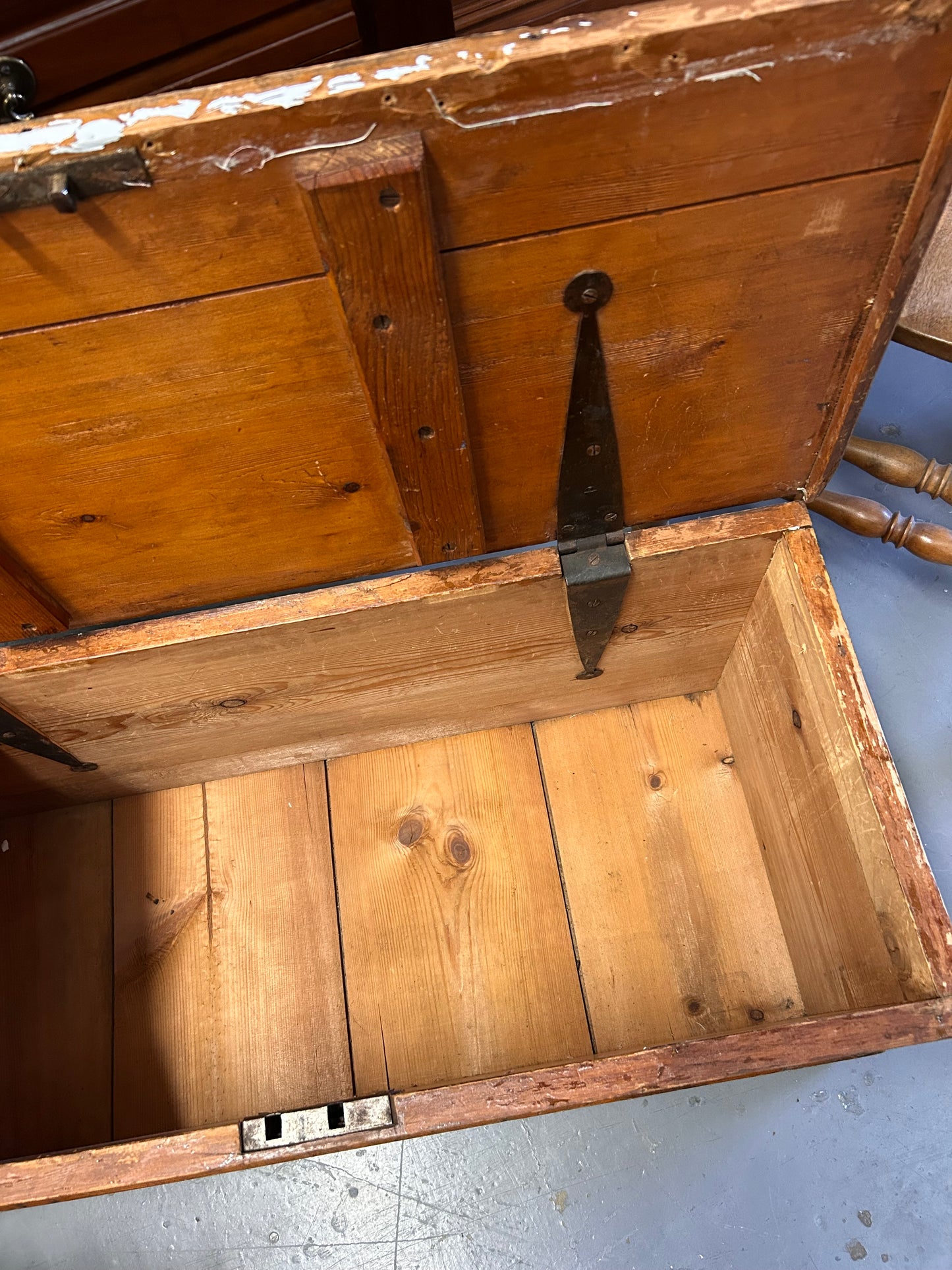 Amazing antique ship’s passenger travel trunk great coffee table or storage