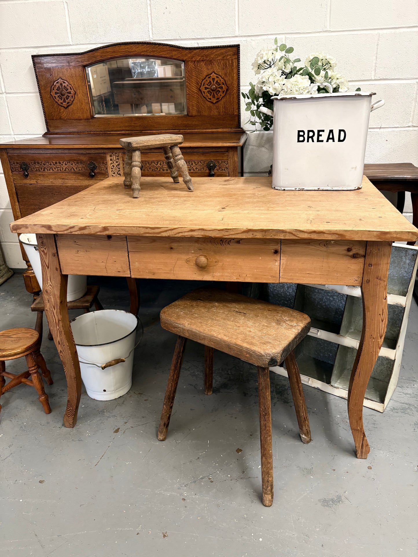 Rustic stripped pine 4 seat kitchen Dining table cabriole legs & cutlery drawer