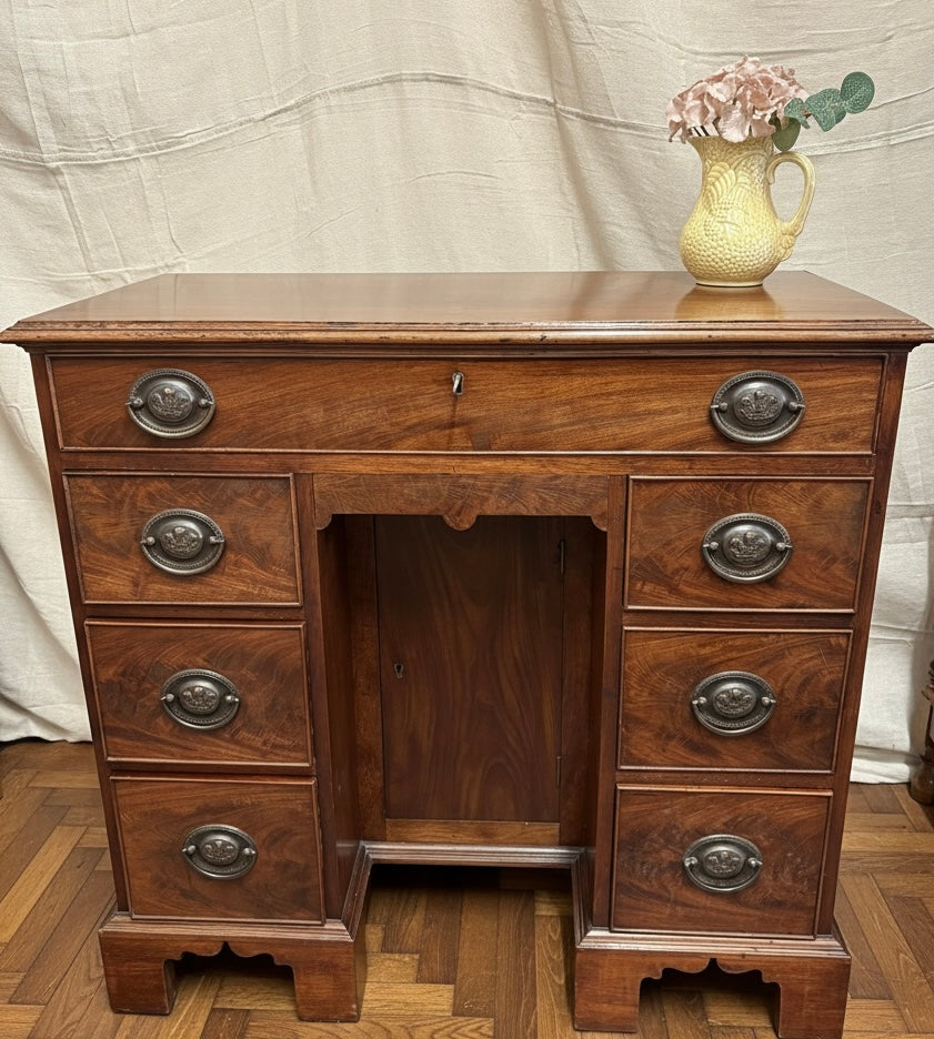 Superb Early 20th century Georgian design walnut kneehole desk Beautiful condition