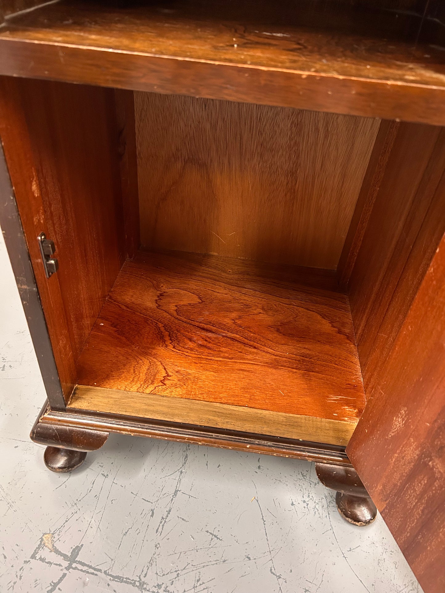 A nice little Vintage mahogany pot cupboard with under shelf.