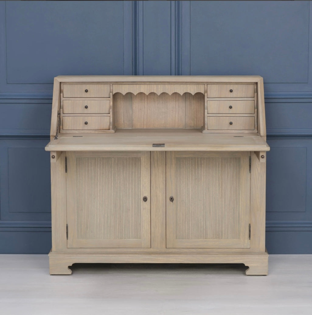 Rustic wooden bureau desk in solid cedar wood lockable