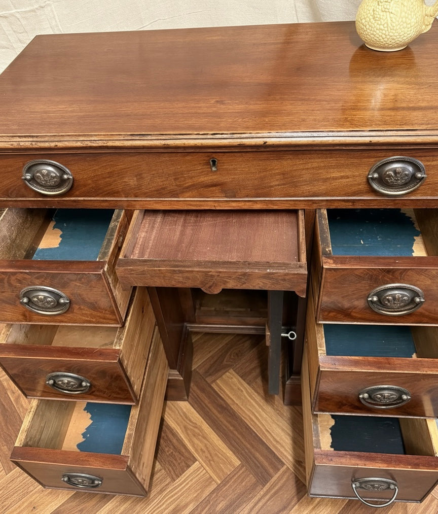 Superb Early 20th century Georgian design walnut kneehole desk Beautiful condition