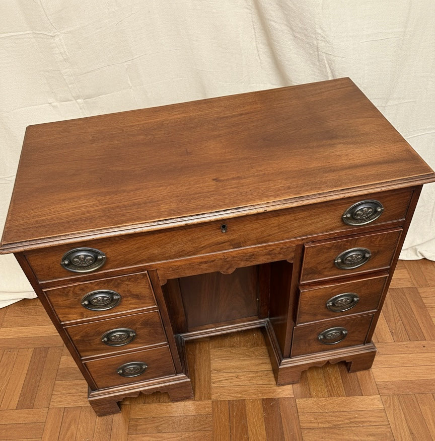 Superb Early 20th century Georgian design walnut kneehole desk Beautiful condition