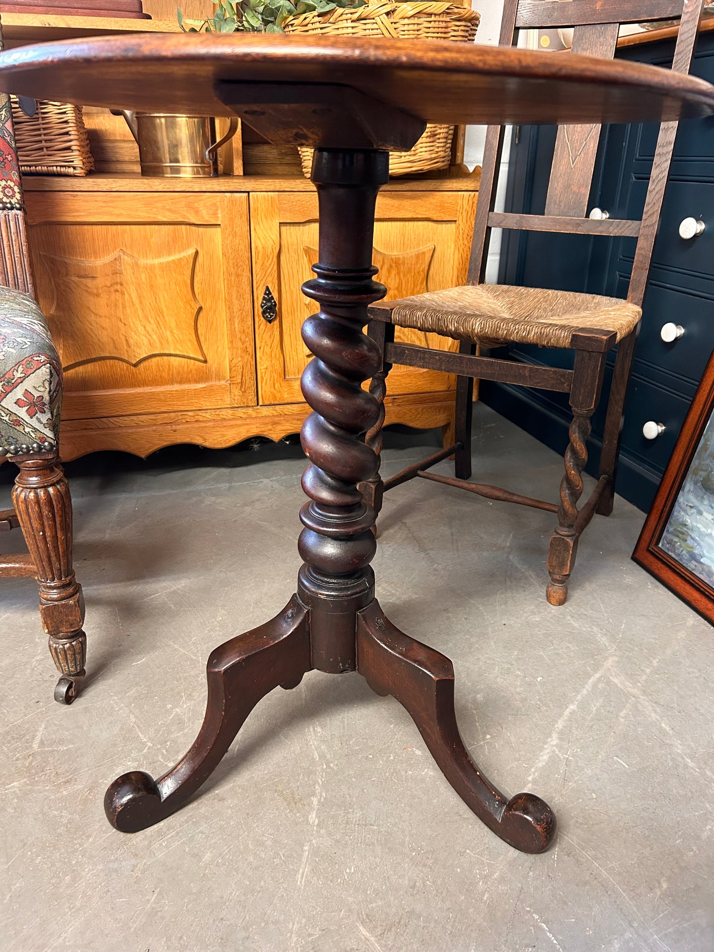 Beautiful Victorian Mahogany tripod table dish top twisted stem