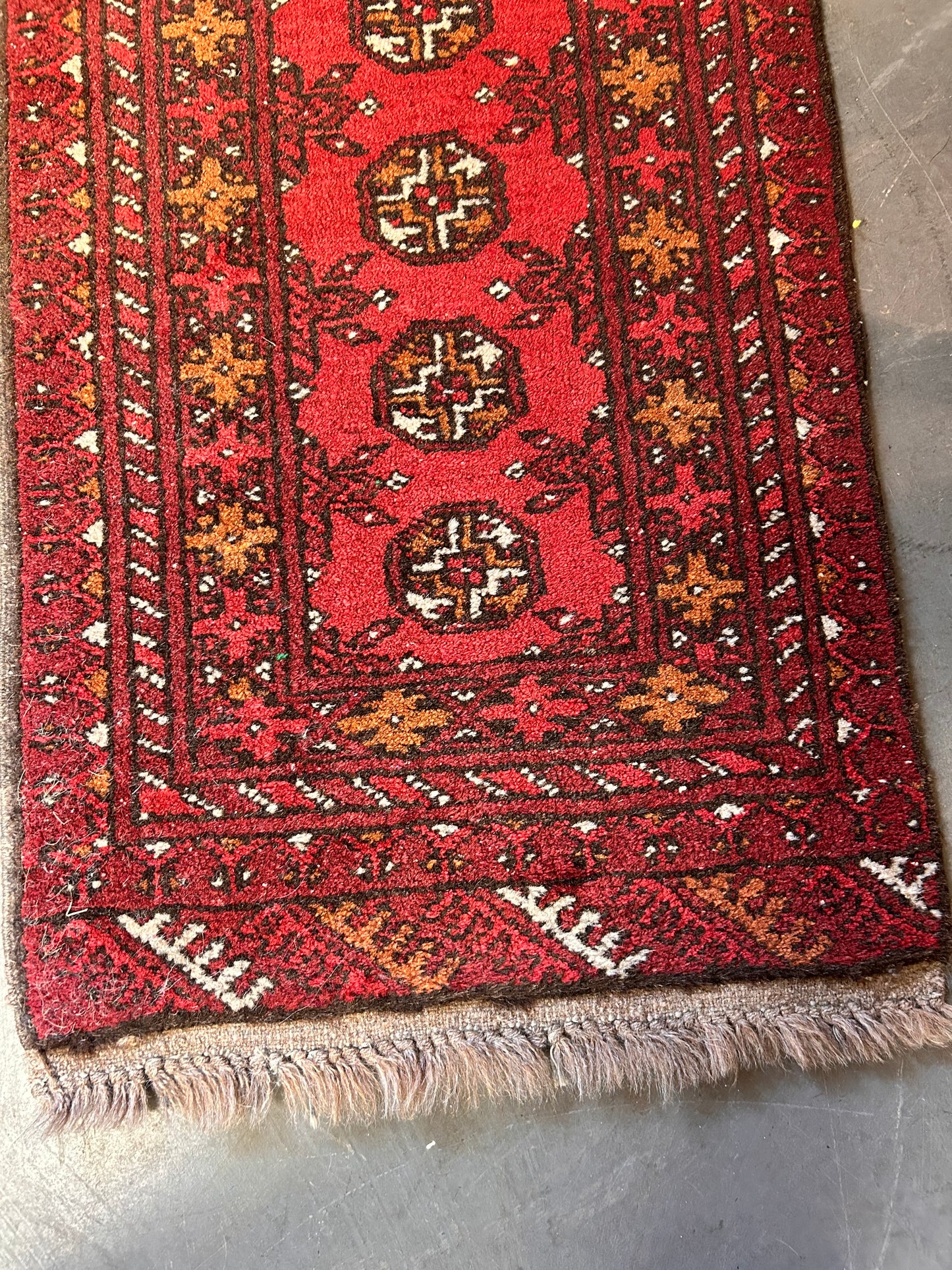 Wool vintage rug runner in great condition traditional design