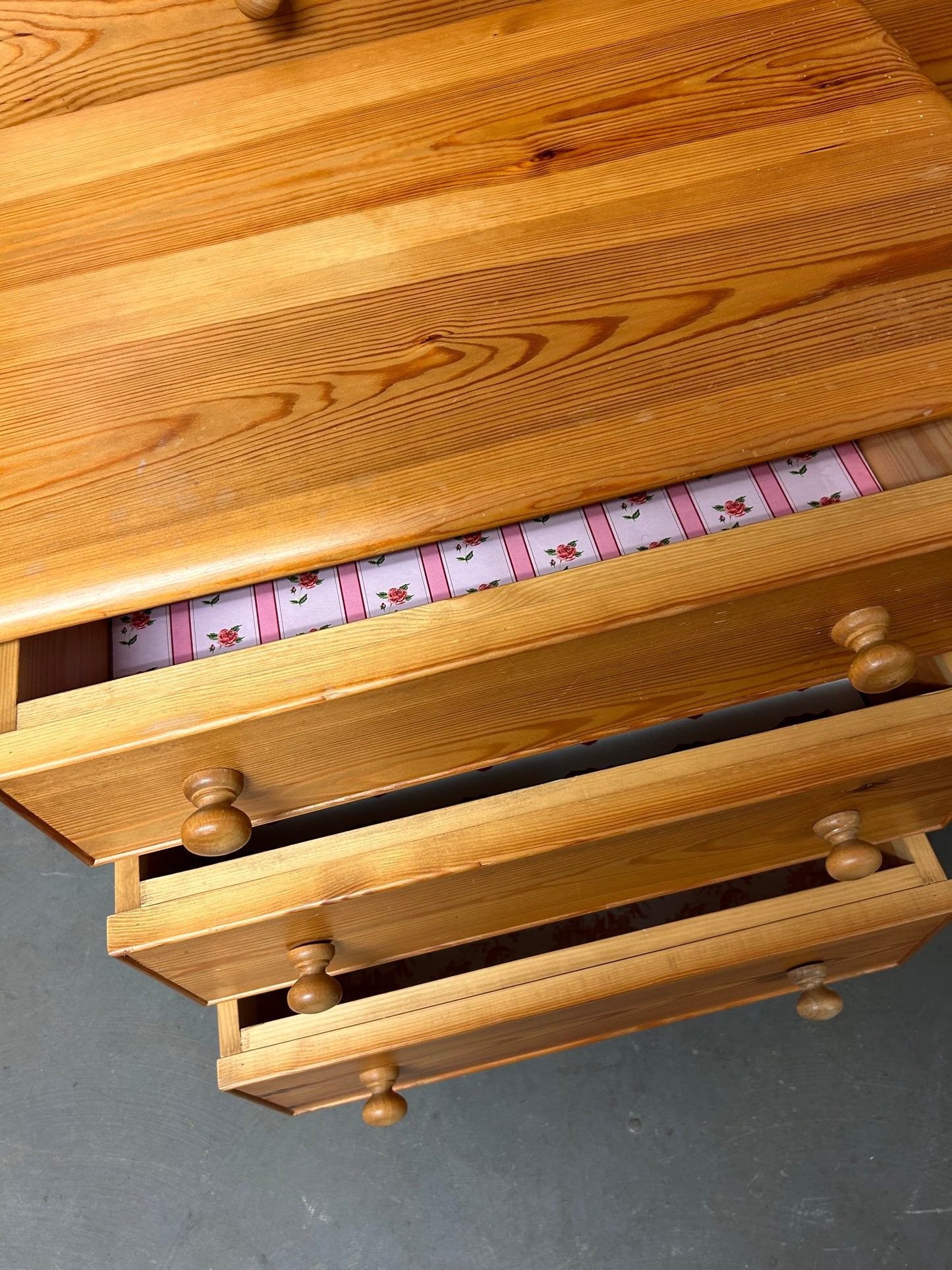 Small preloved vintage good quality pine chest of drawers.