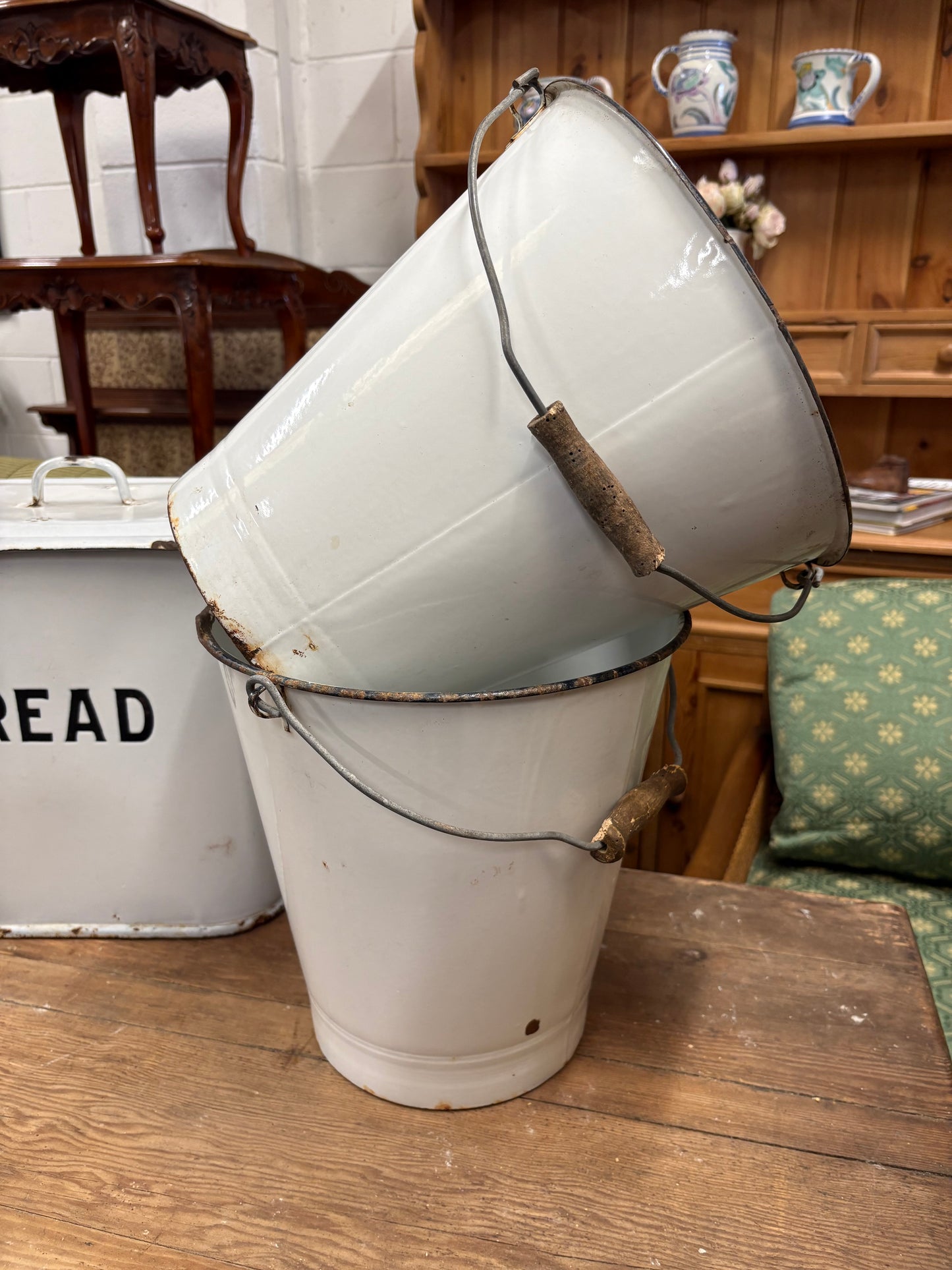 White enamel metal bucket - Vintage traditional design ￼