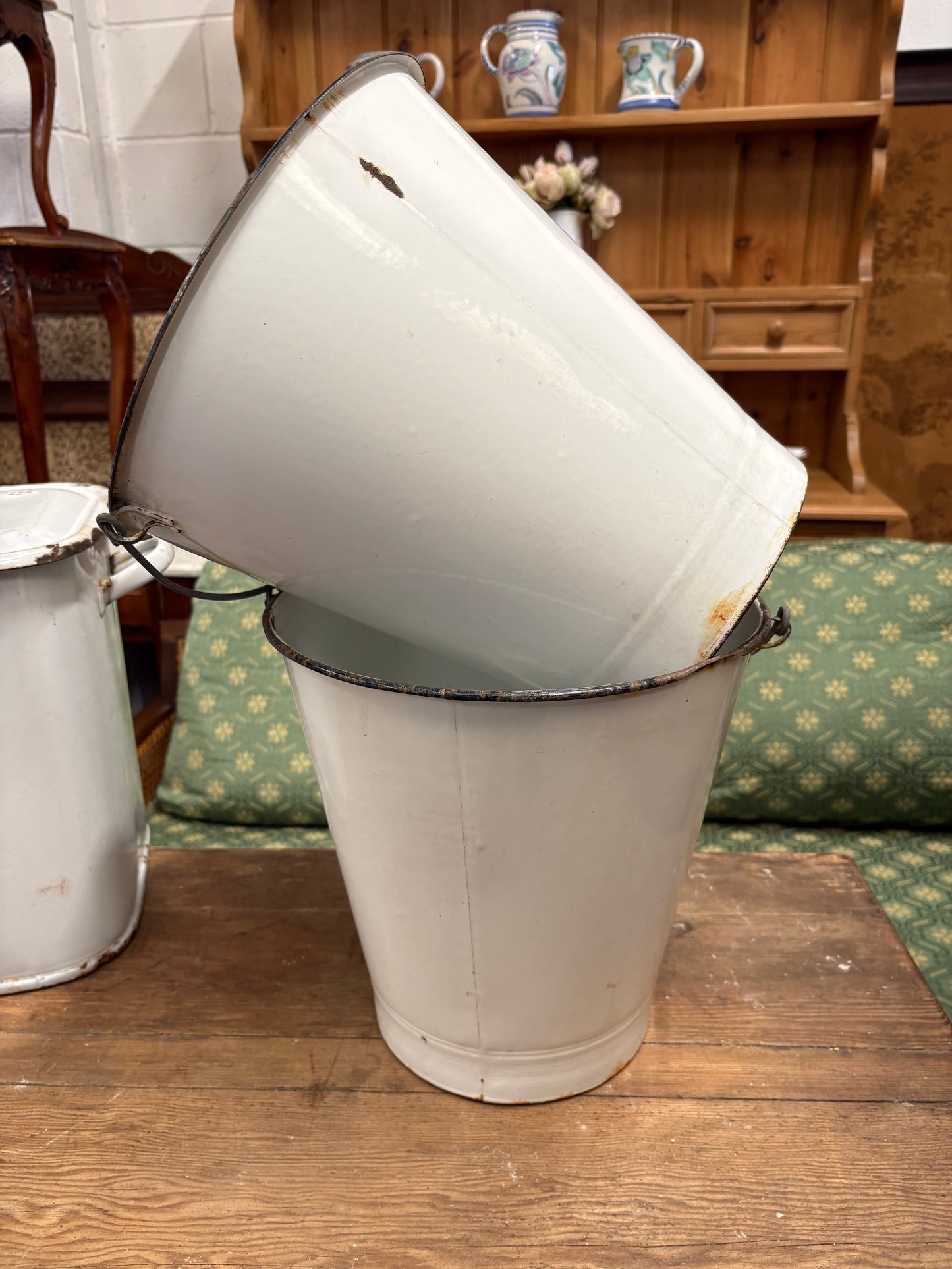 White enamel metal bucket - Vintage traditional design ￼