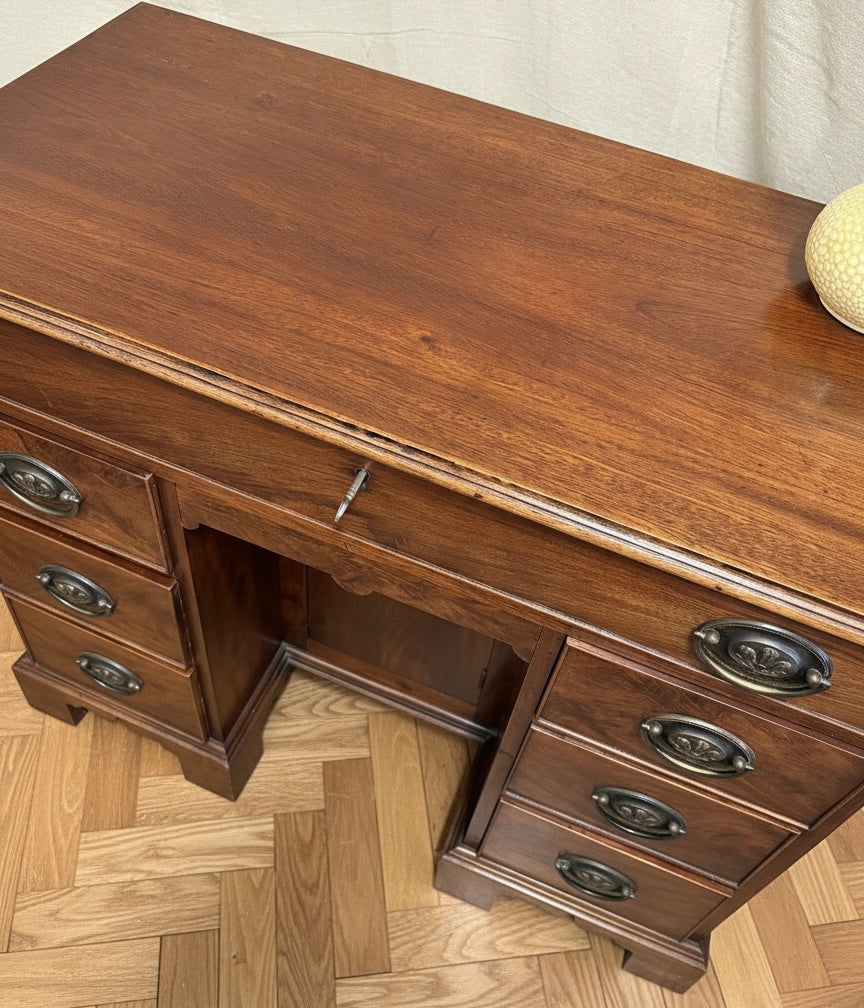 Superb Early 20th century Georgian design walnut kneehole desk Beautiful condition