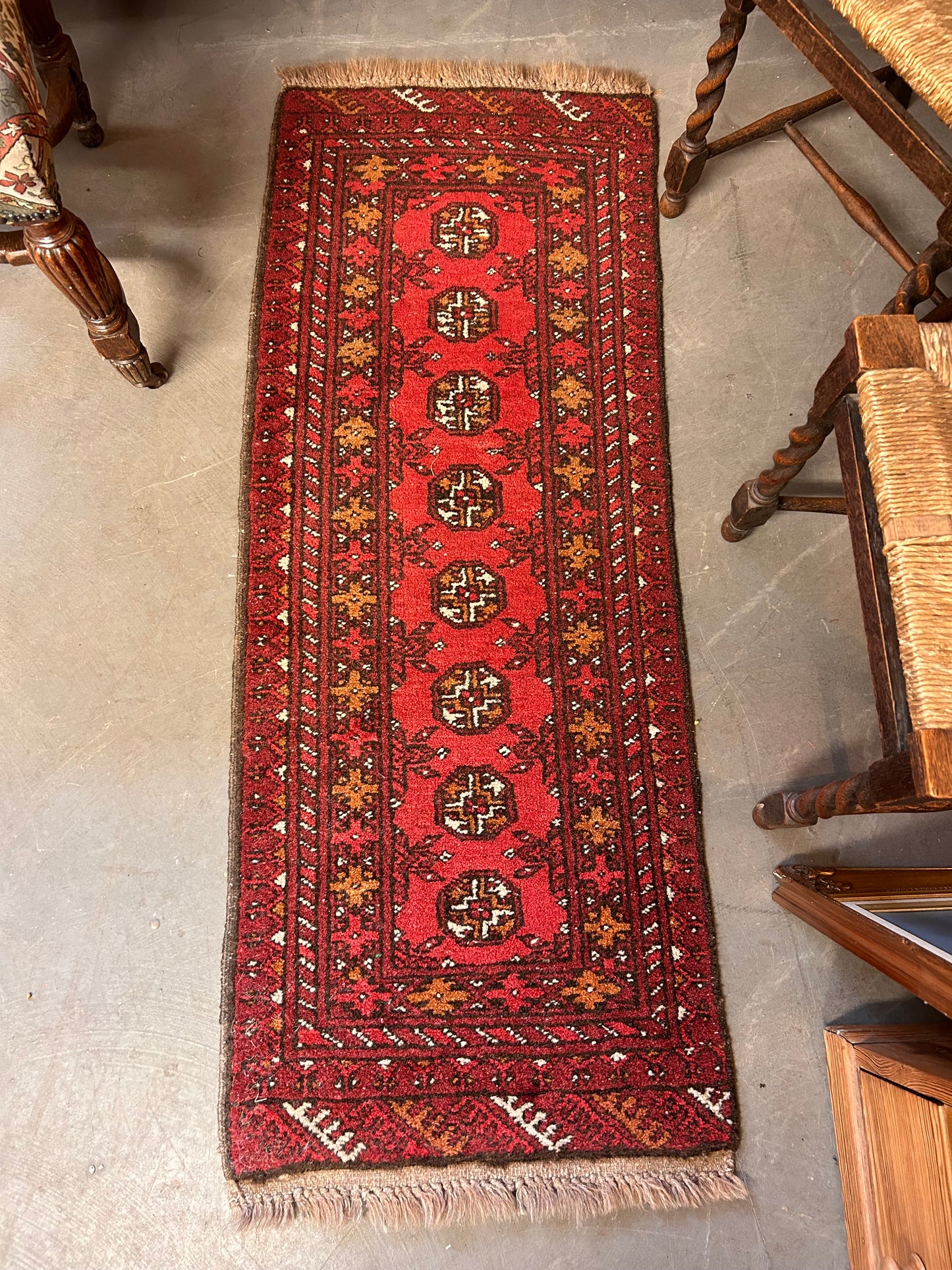 Wool vintage rug runner in great condition traditional design