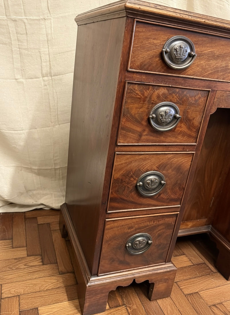 Superb Early 20th century Georgian design walnut kneehole desk Beautiful condition