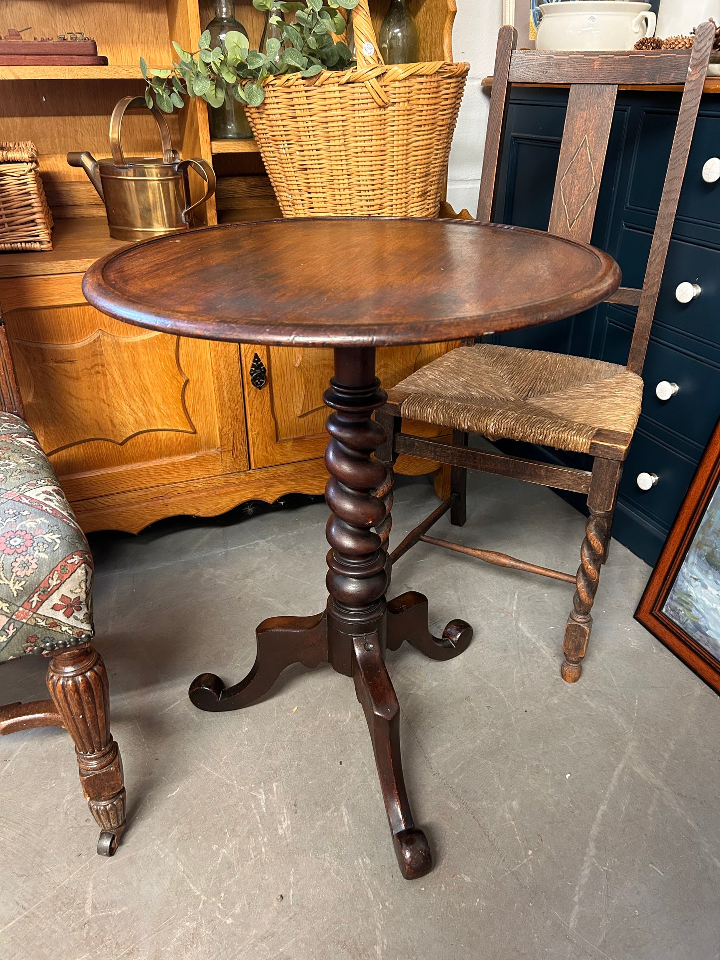 Beautiful Victorian Mahogany tripod table dish top twisted stem