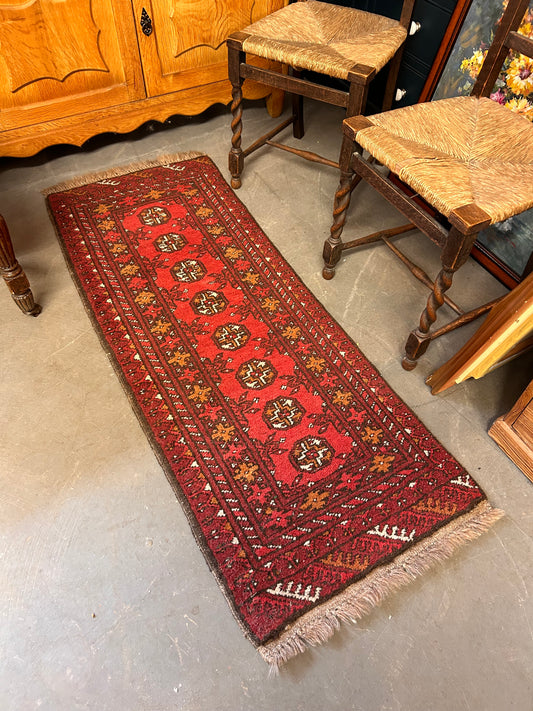 Wool vintage rug runner in great condition traditional design