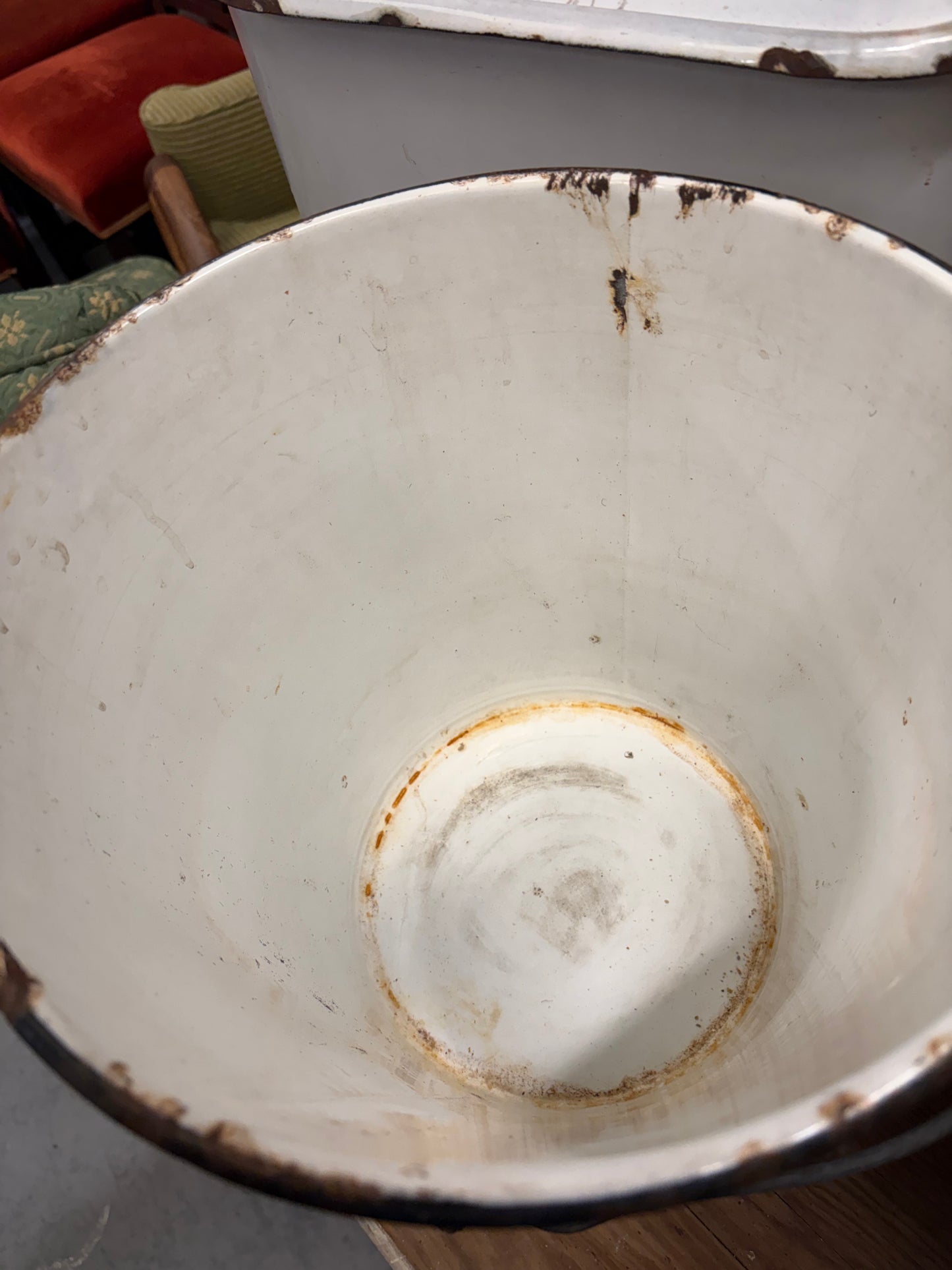 White enamel metal bucket - Vintage traditional design ￼
