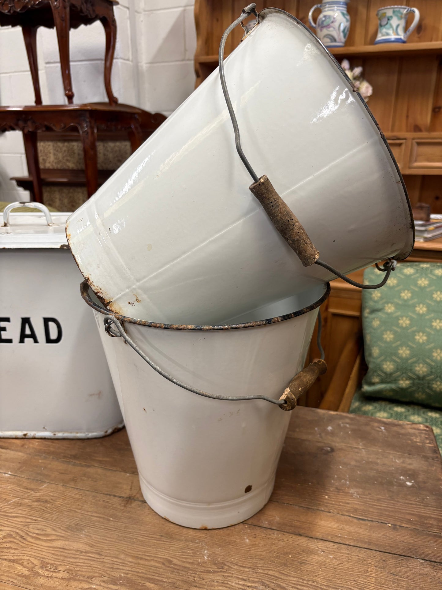 White enamel metal bucket - Vintage traditional design ￼