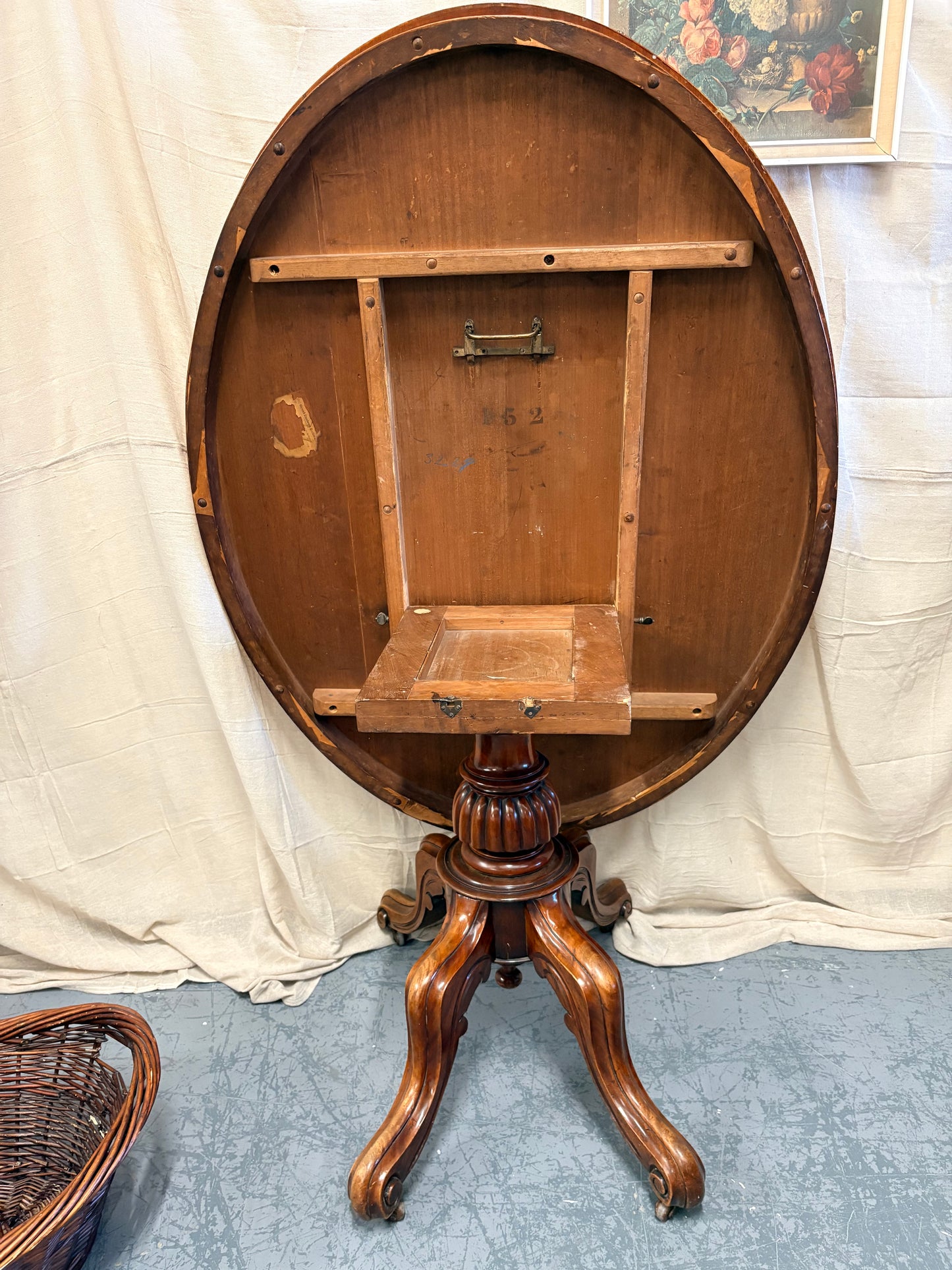 Victorian Antique Mahogany Oval Tilting Breakfast Table Carved legs
