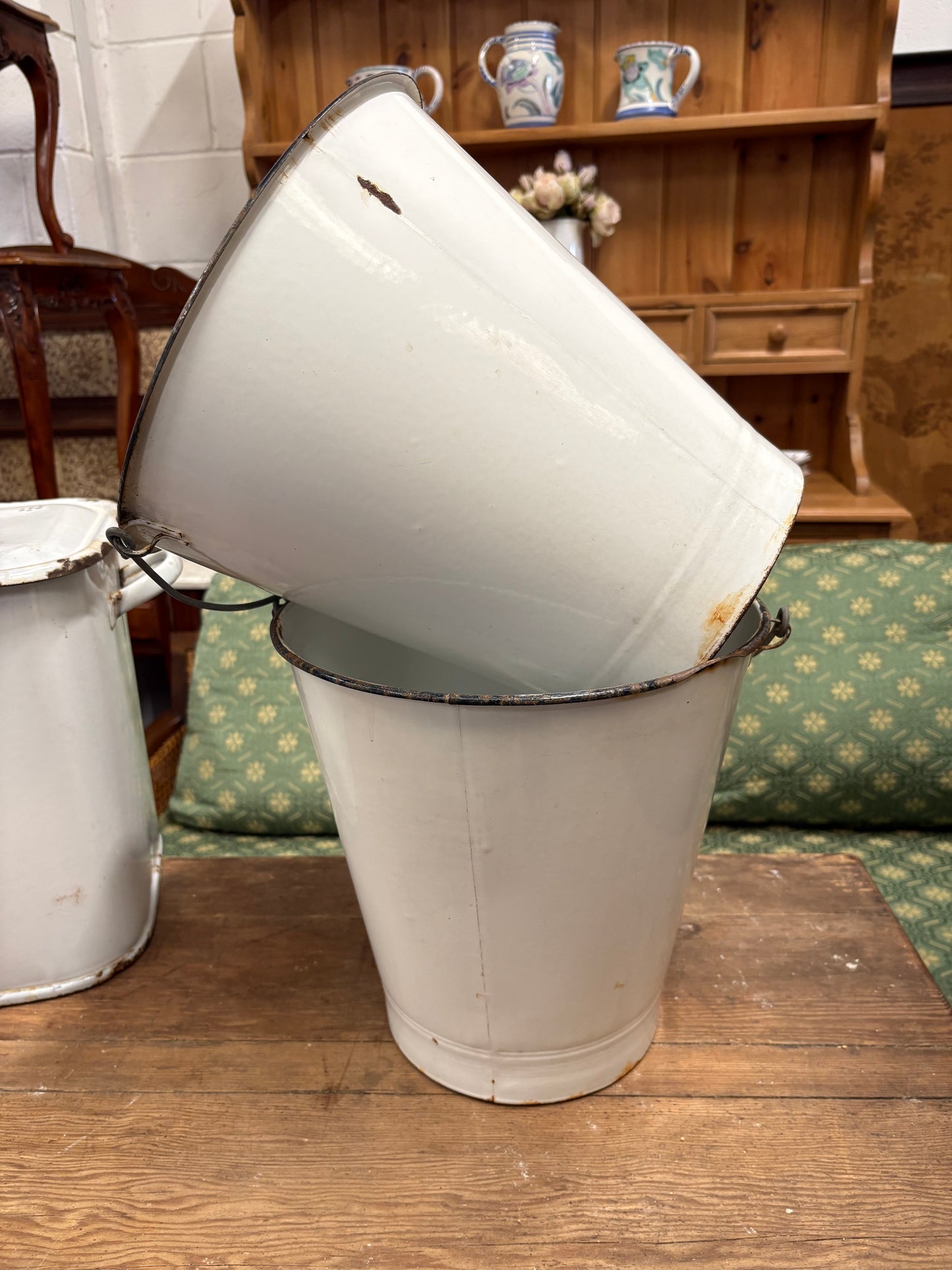 White enamel metal bucket - Vintage traditional design ￼