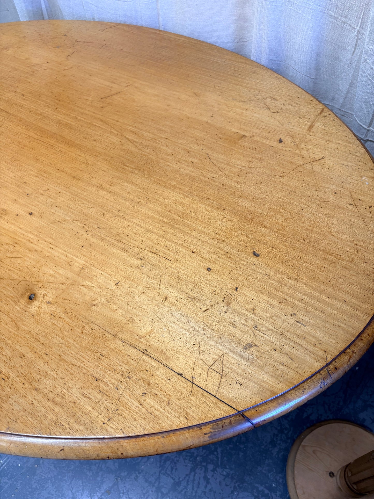 Victorian Antique Mahogany Oval Tilting Breakfast Table Carved legs
