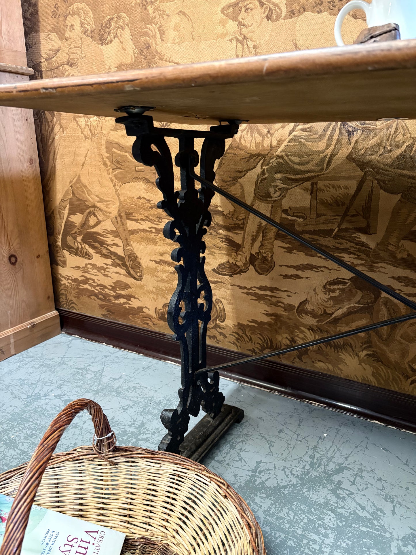 Victorian Cast iron based pub 4 seater table Good Condition