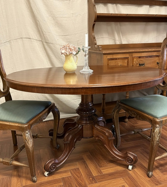 Victorian Antique mahogany oval Dining table Carved legs on castors Beautiful item