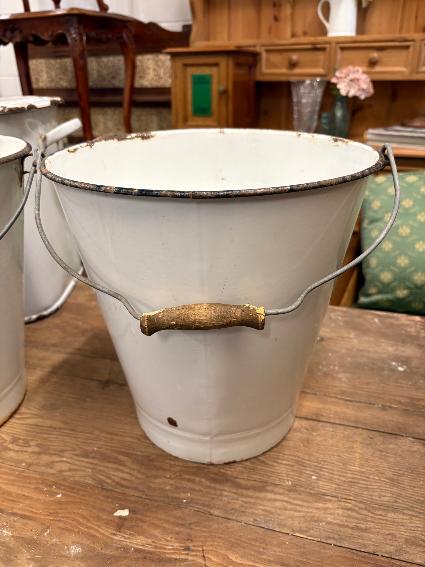 White enamel metal bucket - Vintage traditional design ￼