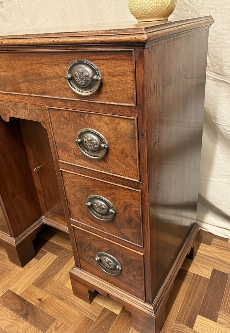 Superb Early 20th century Georgian design walnut kneehole desk Beautiful condition