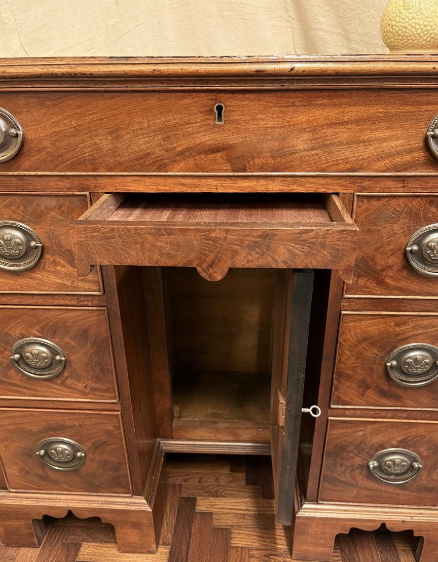 Superb Early 20th century Georgian design walnut kneehole desk Beautiful condition