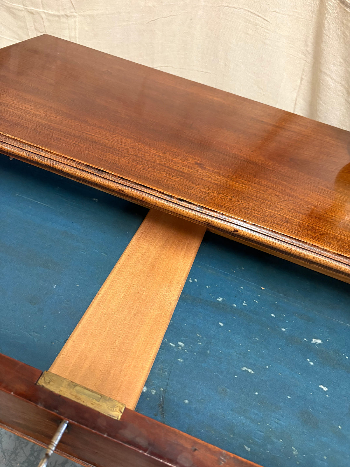 Superb Early 20th century Georgian design walnut kneehole desk Beautiful condition