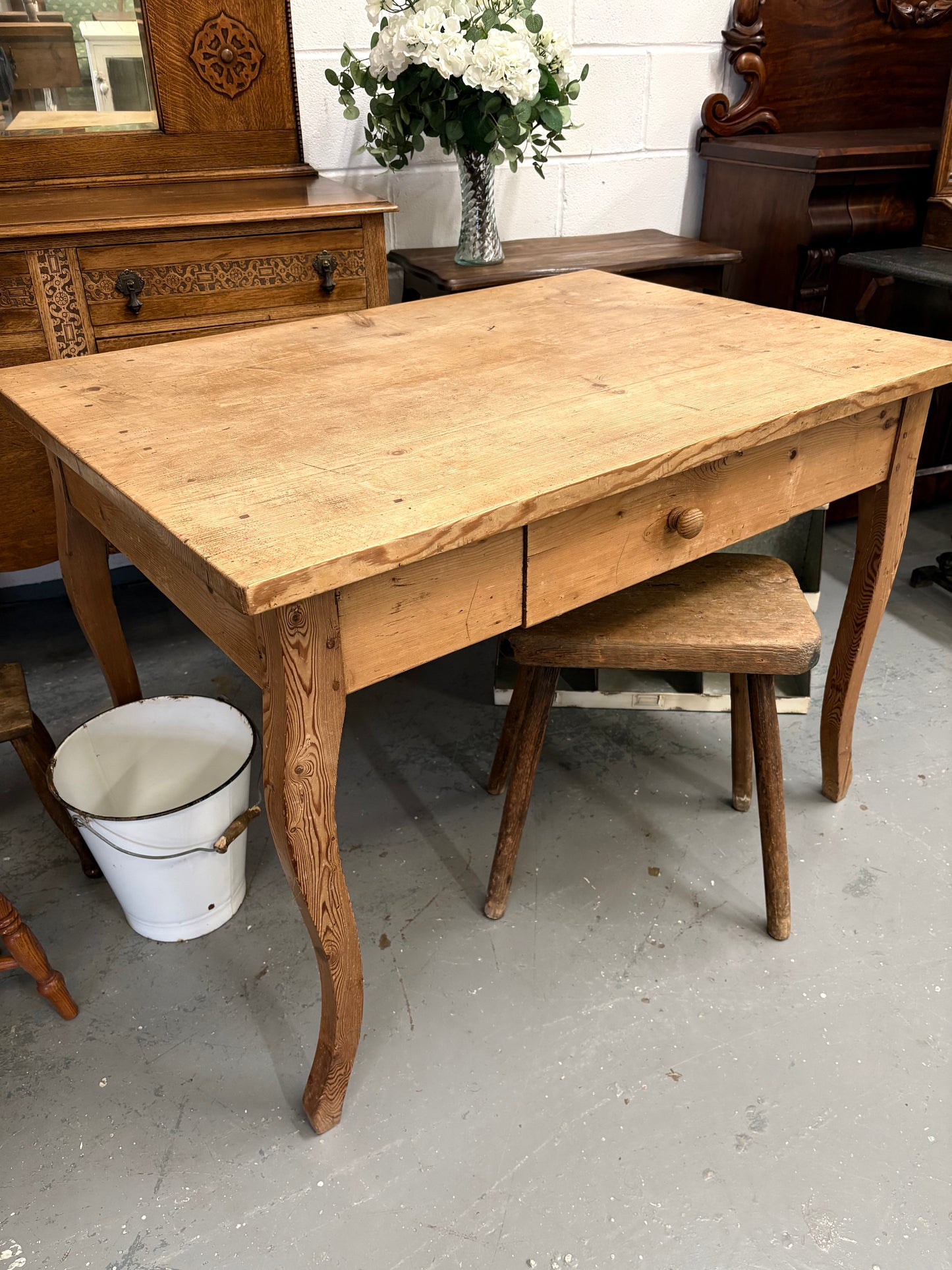 Rustic stripped pine 4 seat kitchen Dining table cabriole legs & cutlery drawer