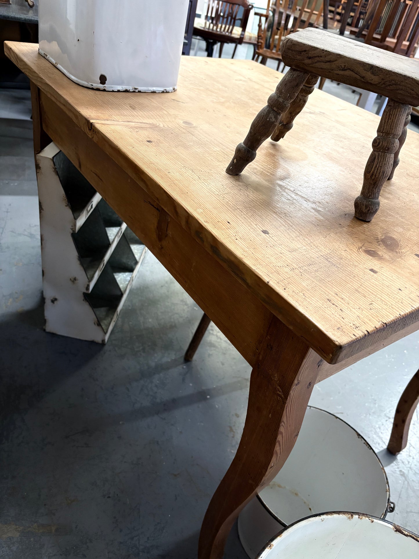 Rustic stripped pine 4 seat kitchen Dining table cabriole legs & cutlery drawer