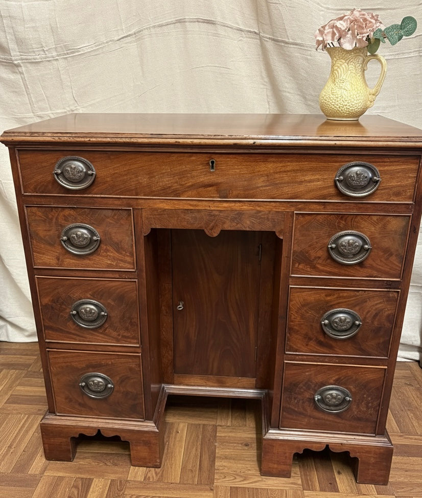 Superb Early 20th century Georgian design walnut kneehole desk Beautiful condition