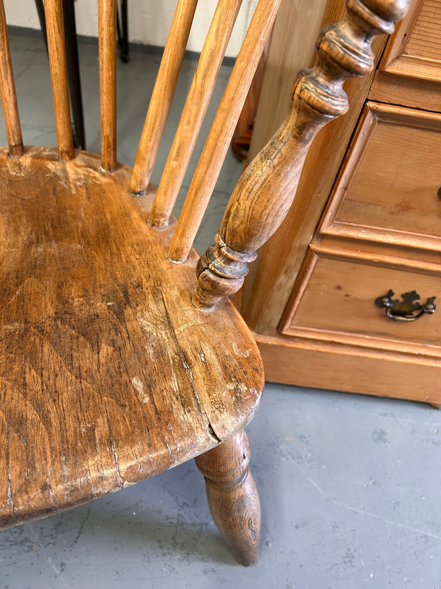 19thC English Hoop back Windsor armchair with spindles turned supports solid sturdy