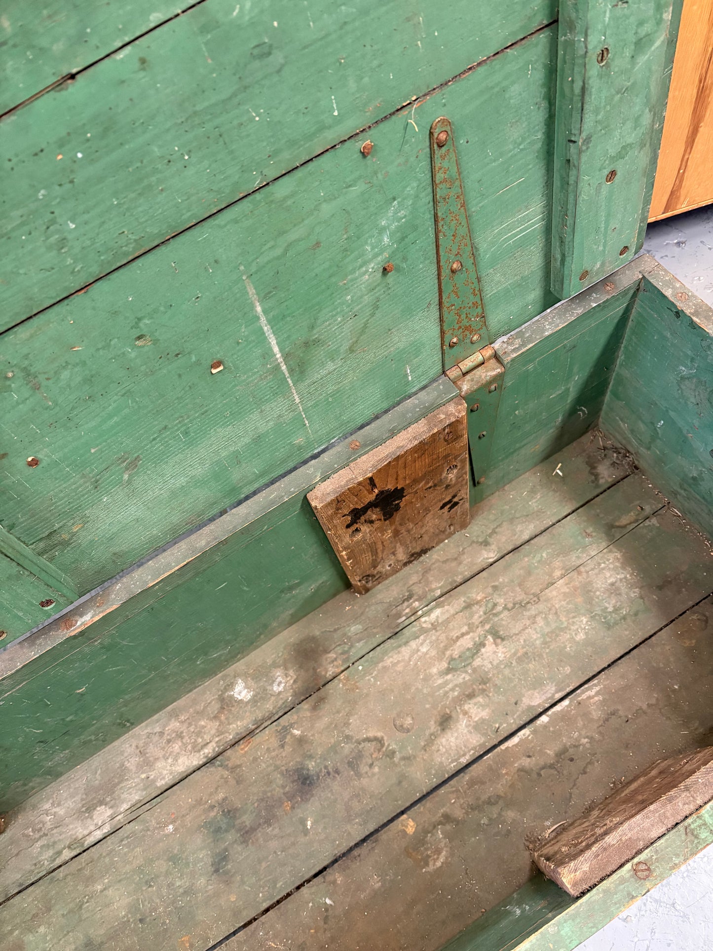 Military WW2 Light Rescue Equipment chest great coffee table and storage