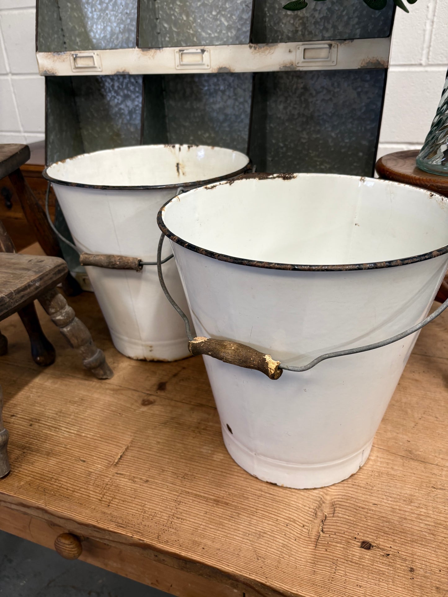 White enamel metal bucket - Vintage traditional design ￼