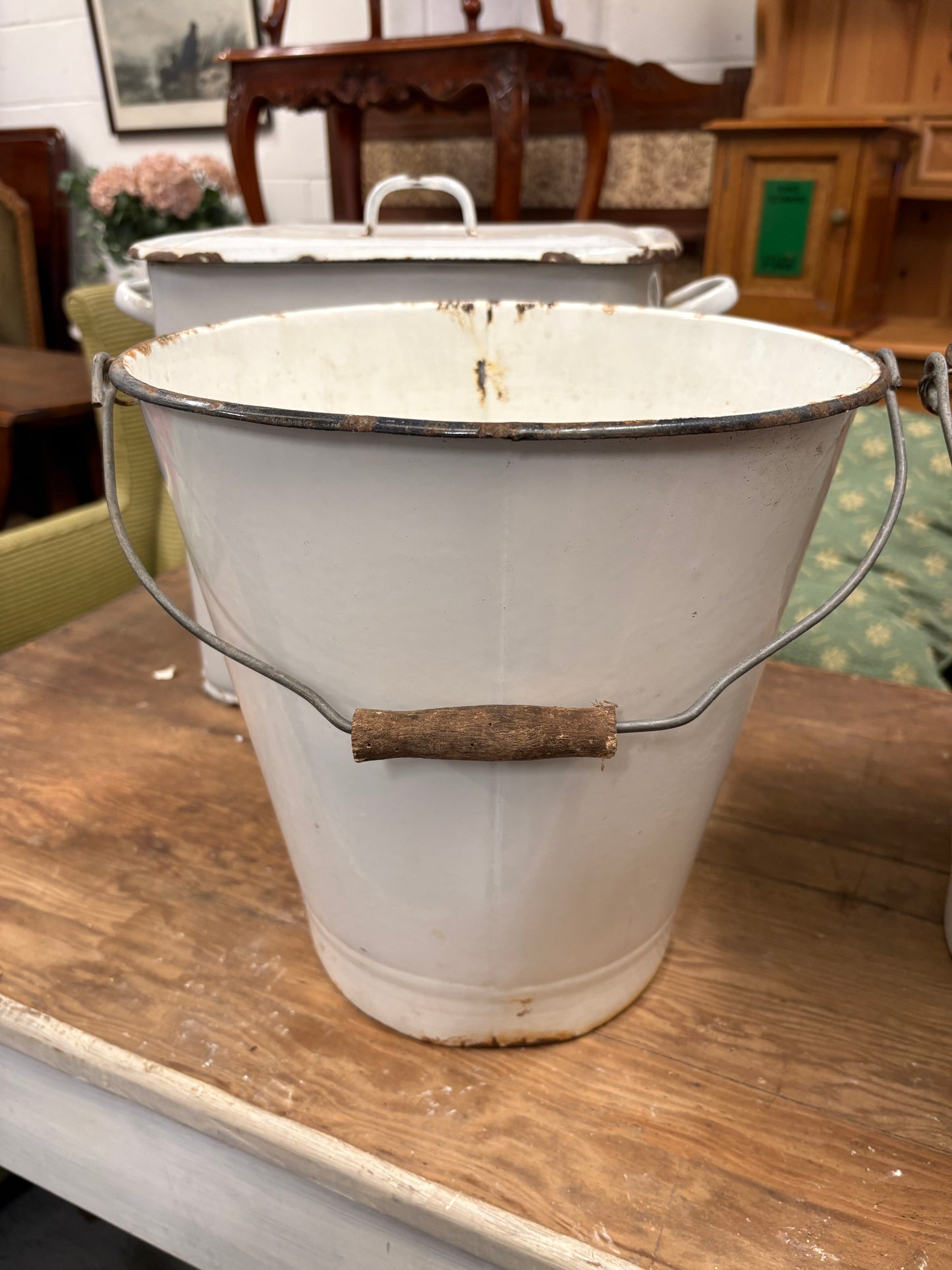 White enamel metal bucket - Vintage traditional design ￼