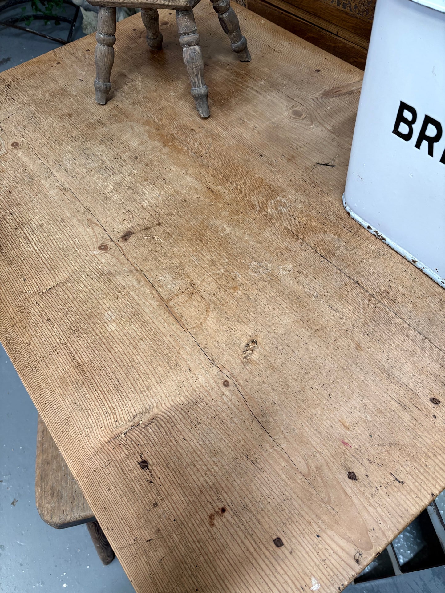 Rustic stripped pine 4 seat kitchen Dining table cabriole legs & cutlery drawer