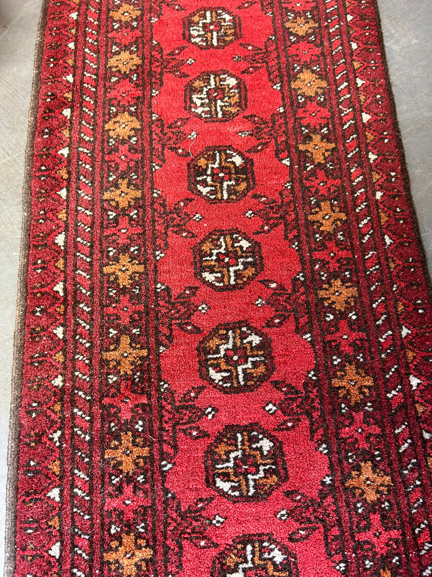 Wool vintage rug runner in great condition traditional design