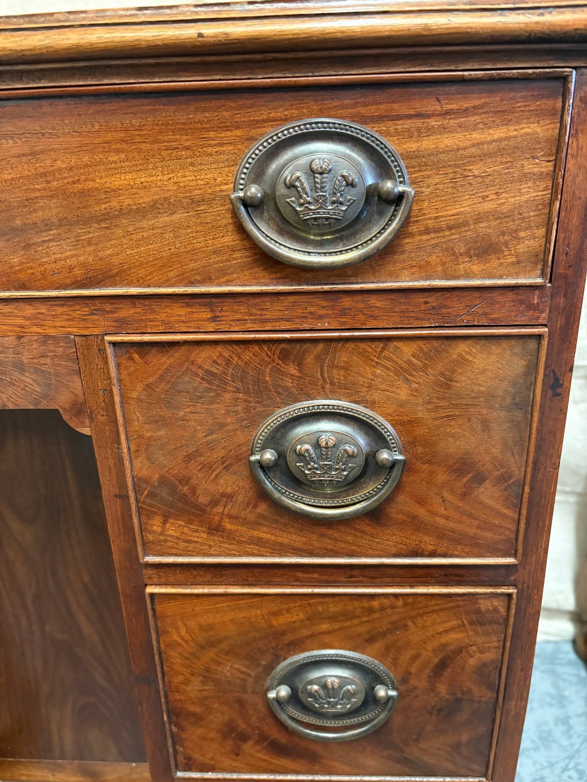 Superb Early 20th century Georgian design walnut kneehole desk Beautiful condition