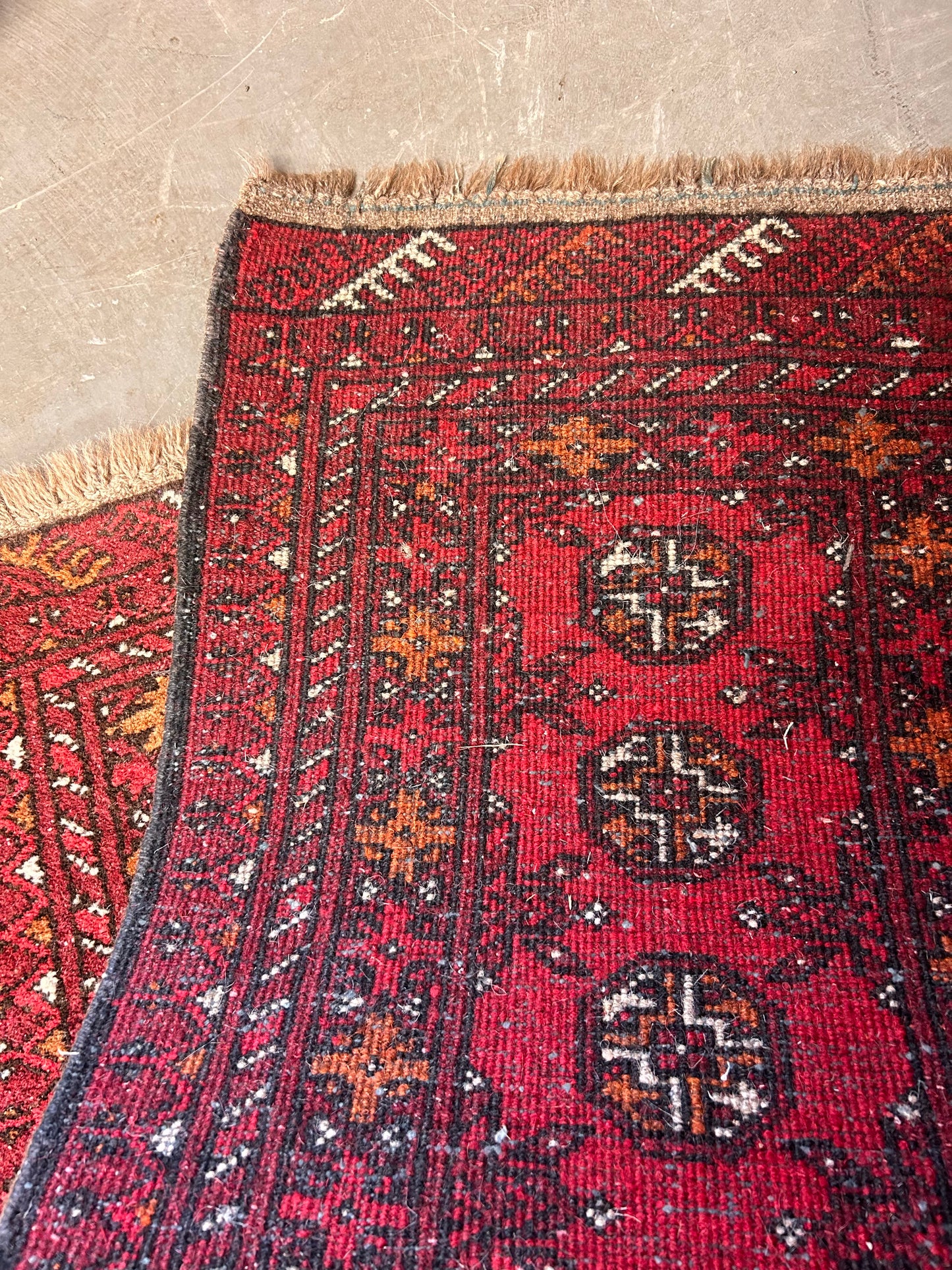 Wool vintage rug runner in great condition traditional design