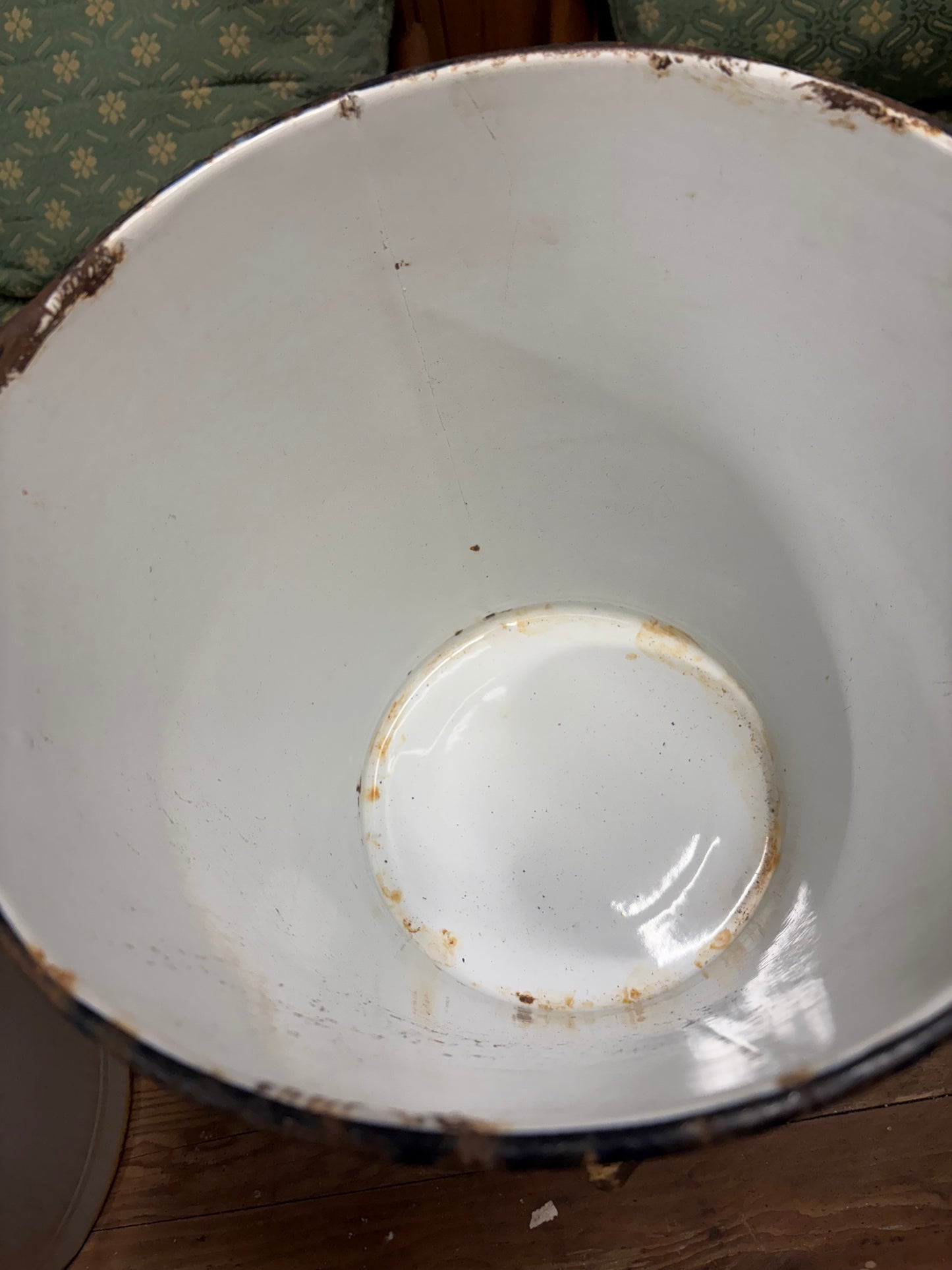 White enamel metal bucket - Vintage traditional design ￼