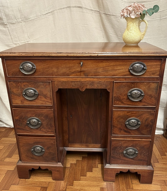 Superb Early 20th century Georgian design walnut kneehole desk Beautiful condition