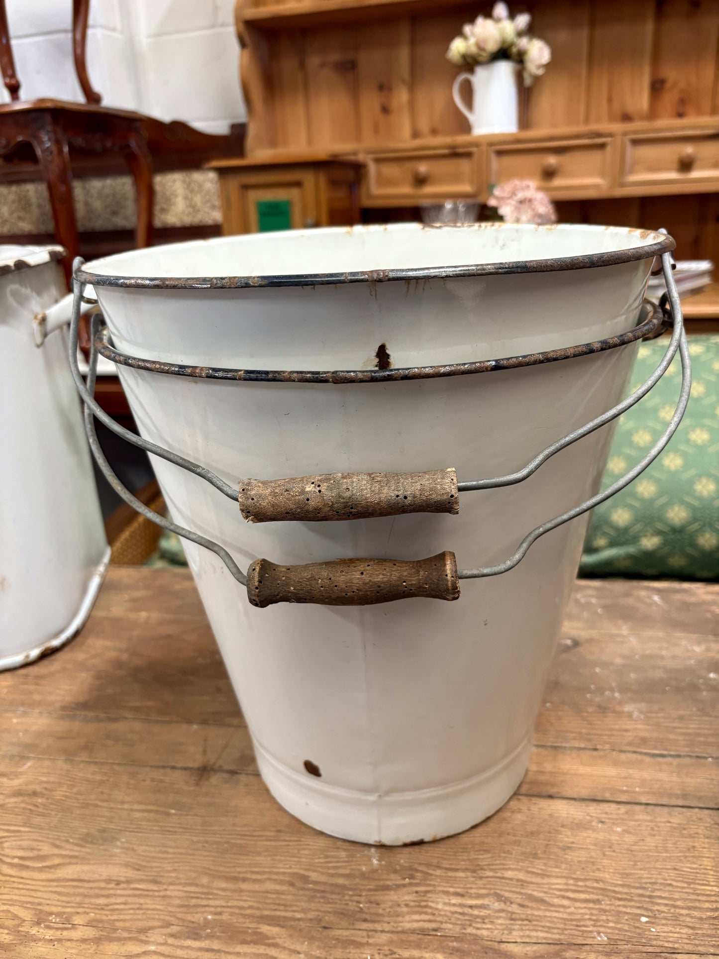 White enamel metal bucket - Vintage traditional design ￼