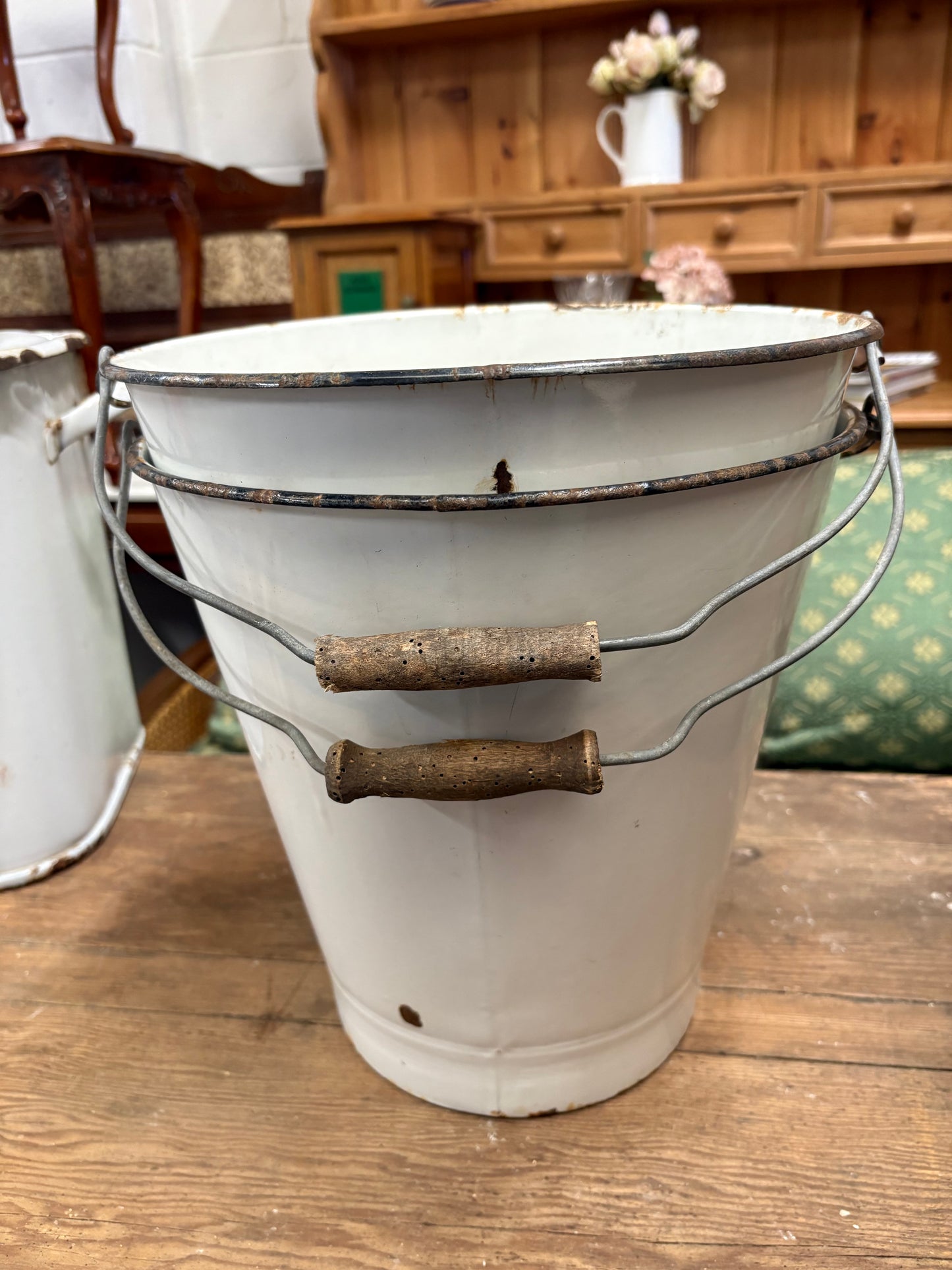 White enamel metal bucket - Vintage traditional design ￼